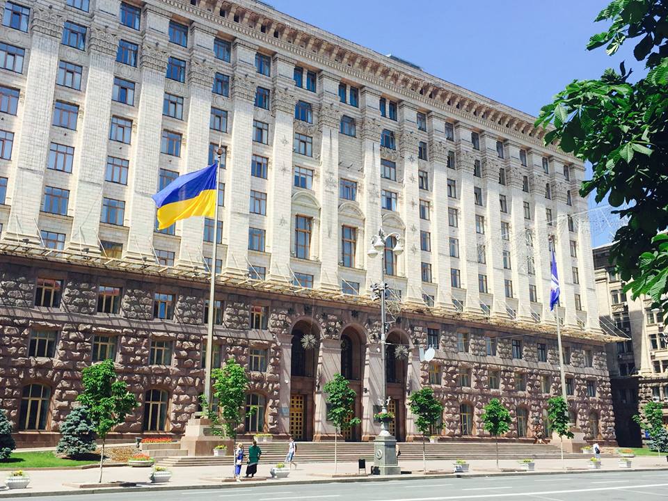 Державний прапор біля будівлі Київради