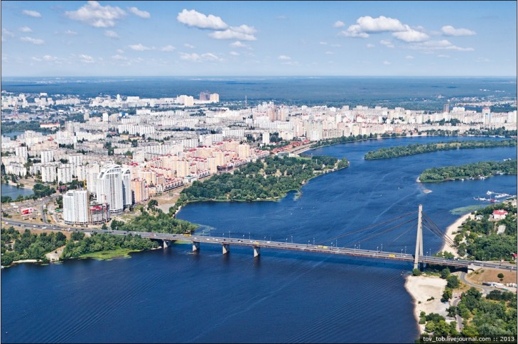 Панорамна фотографія на річку дніпро та Московський міст