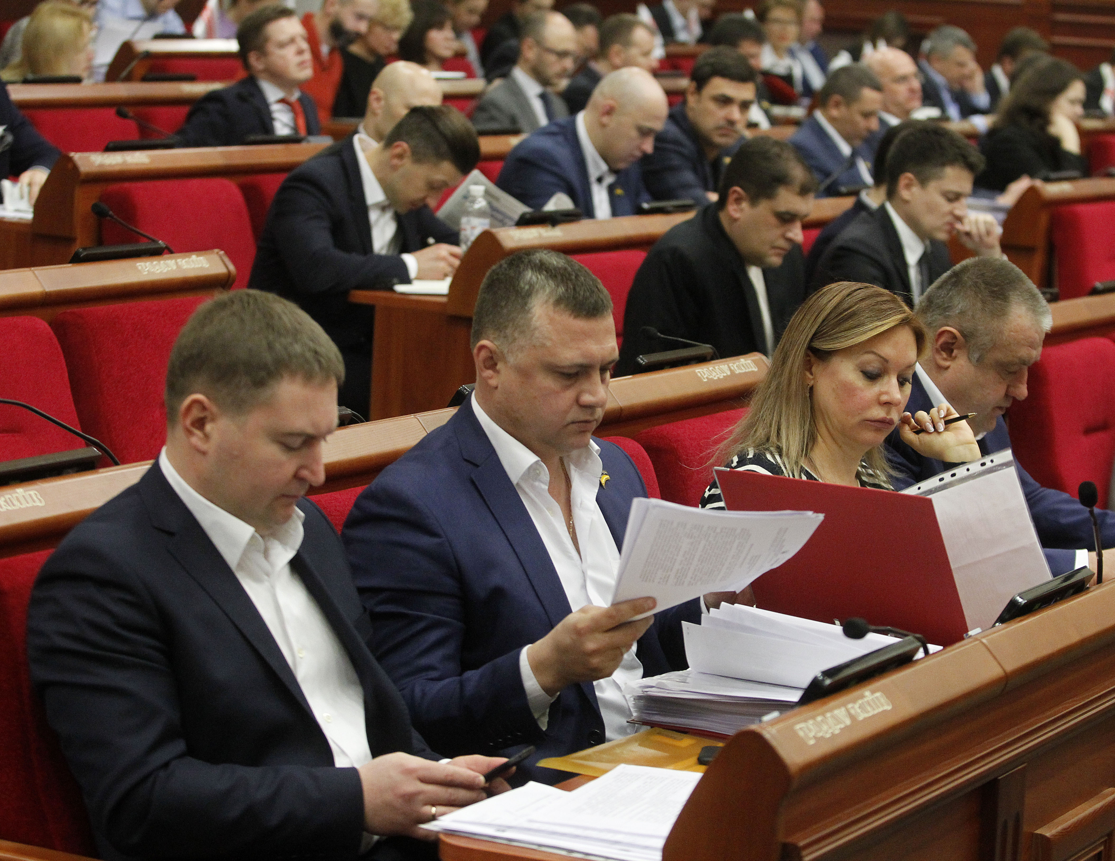Депутати уважно читають матеріали проектів рішень, що розглядаються під час проведення плеанарного засідання Київради