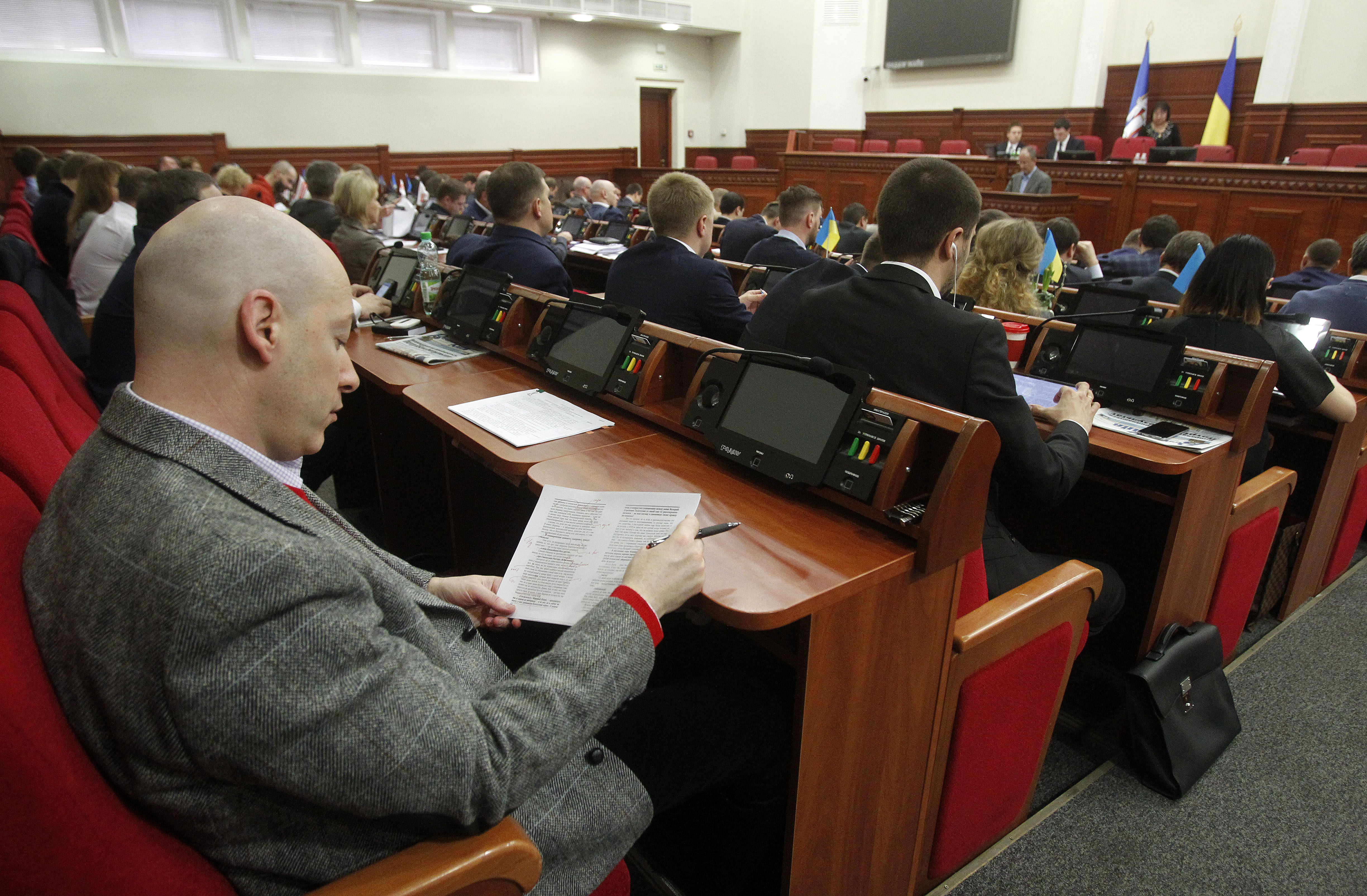 Депутати Київради готуються до голосування під час пленарного засідання Київради