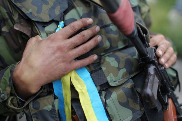 Жовто-блакитна стрічка на формі солдата