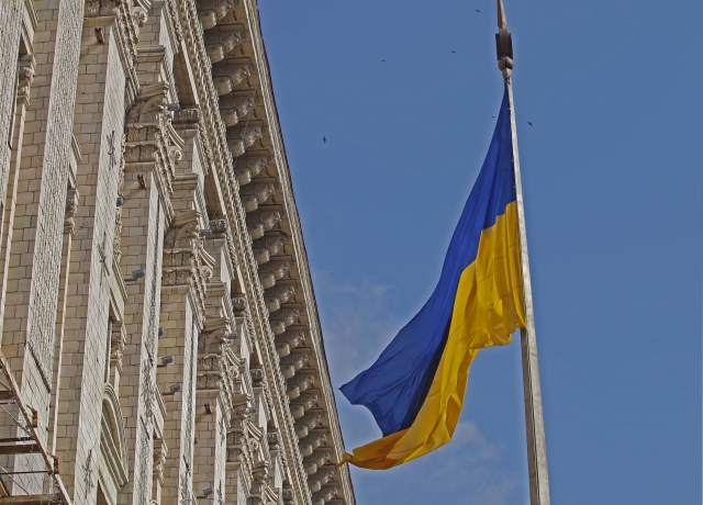 Прапор України біля будівлі Київської міської ради