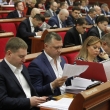 Депутати уважно читають матеріали проектів рішень, що розглядаються під час проведення плеанарного засідання Київради
